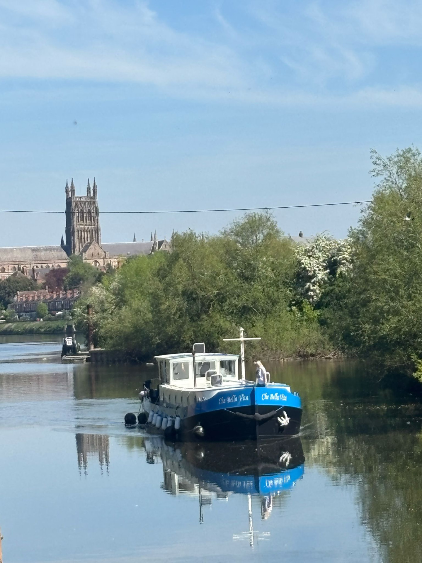 Che Bella Vita passing Gloucester Cathedral on the river