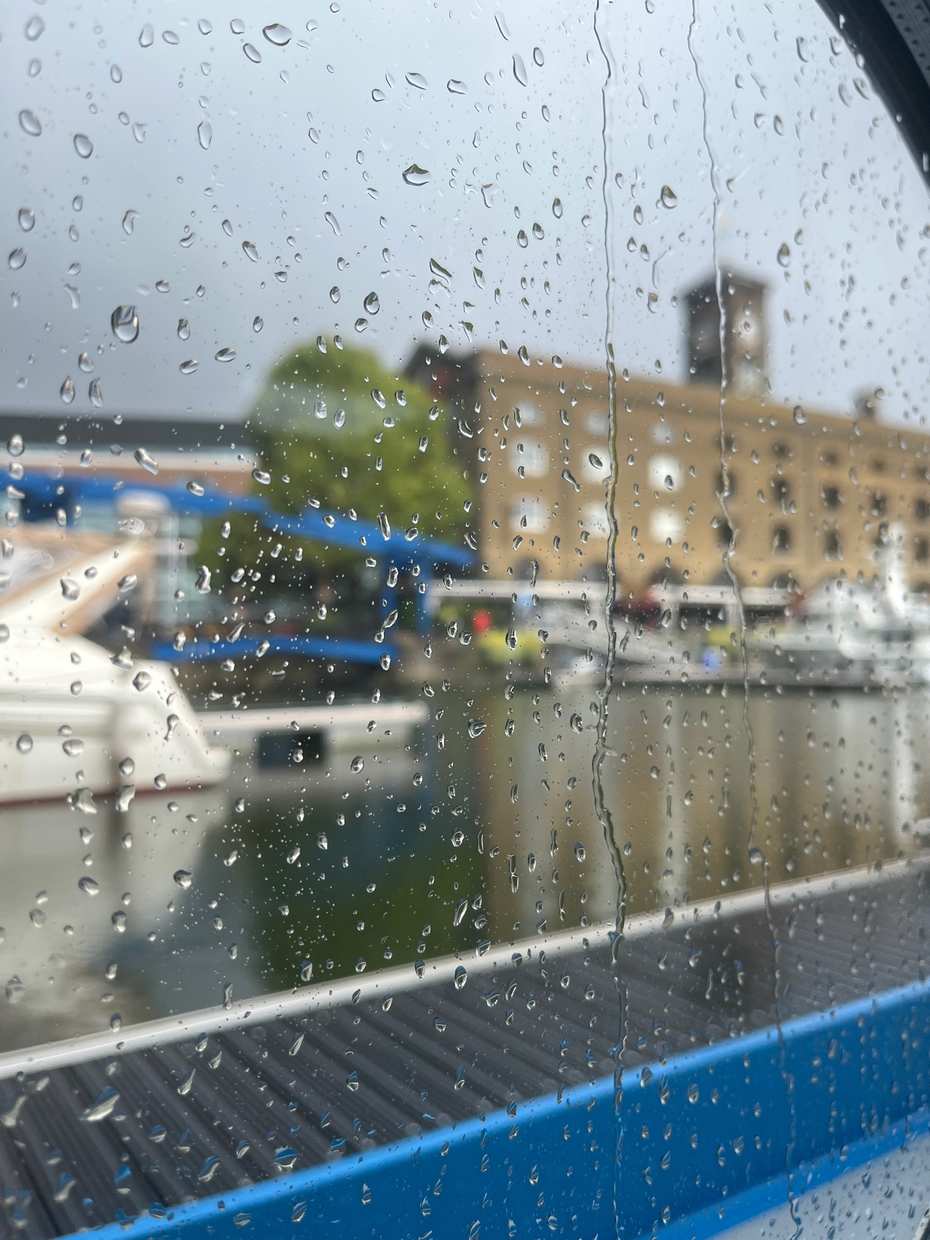 Che Bella Vita on the Thames, approaching London
